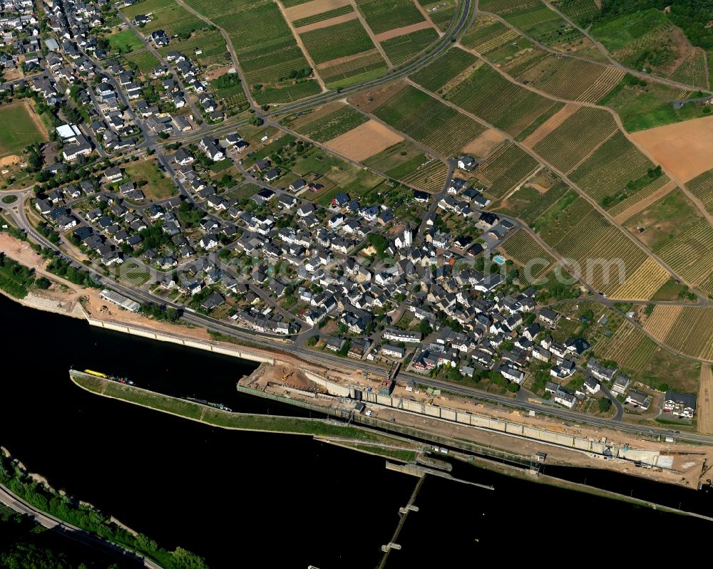 Aerial photograph Bruttig-Fankel - View of the borough and municipiality of Bruttig-Fankel in the state of Rhineland-Palatinate. The official spa town and wine-growing town is part of the Cochem-Zell county district and is located in a bend of the river. Bruttig-Fankel is the location of the barrage Fankel with its lock chambers