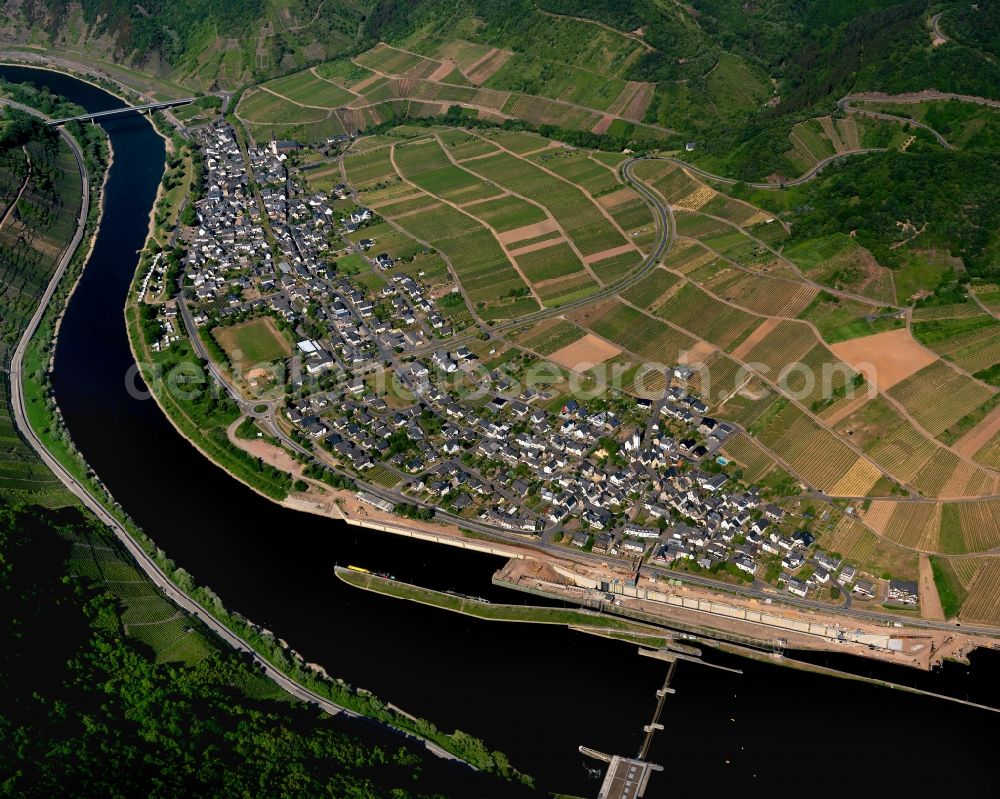 Bruttig-Fankel from above - View of the borough and municipiality of Bruttig-Fankel in the state of Rhineland-Palatinate. The official spa town and wine-growing town is part of the Cochem-Zell county district and is located in a bend of the river. Bruttig-Fankel is the location of the barrage Fankel with its lock chambers