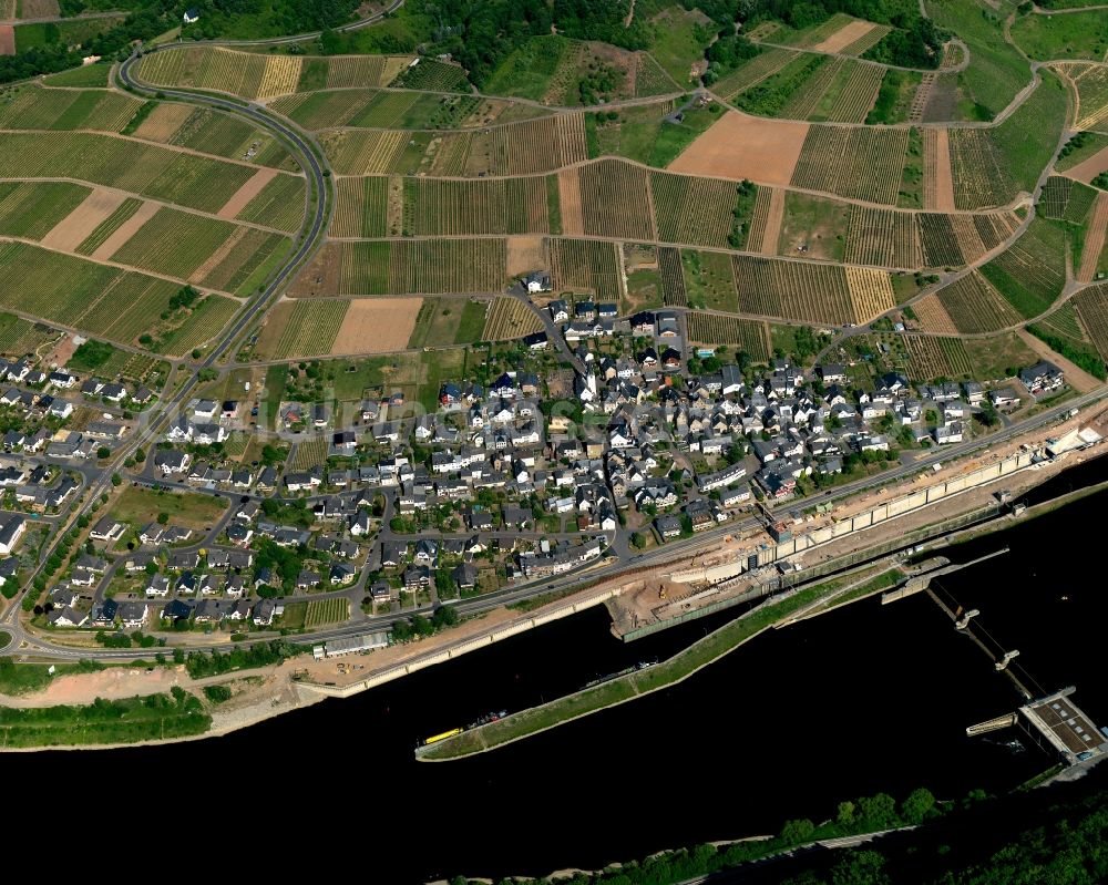 Bruttig-Fankel from the bird's eye view: View of the borough and municipiality of Bruttig-Fankel in the state of Rhineland-Palatinate. The official spa town and wine-growing town is part of the Cochem-Zell county district and is located in a bend of the river. Bruttig-Fankel is the location of the barrage Fankel with its lock chambers