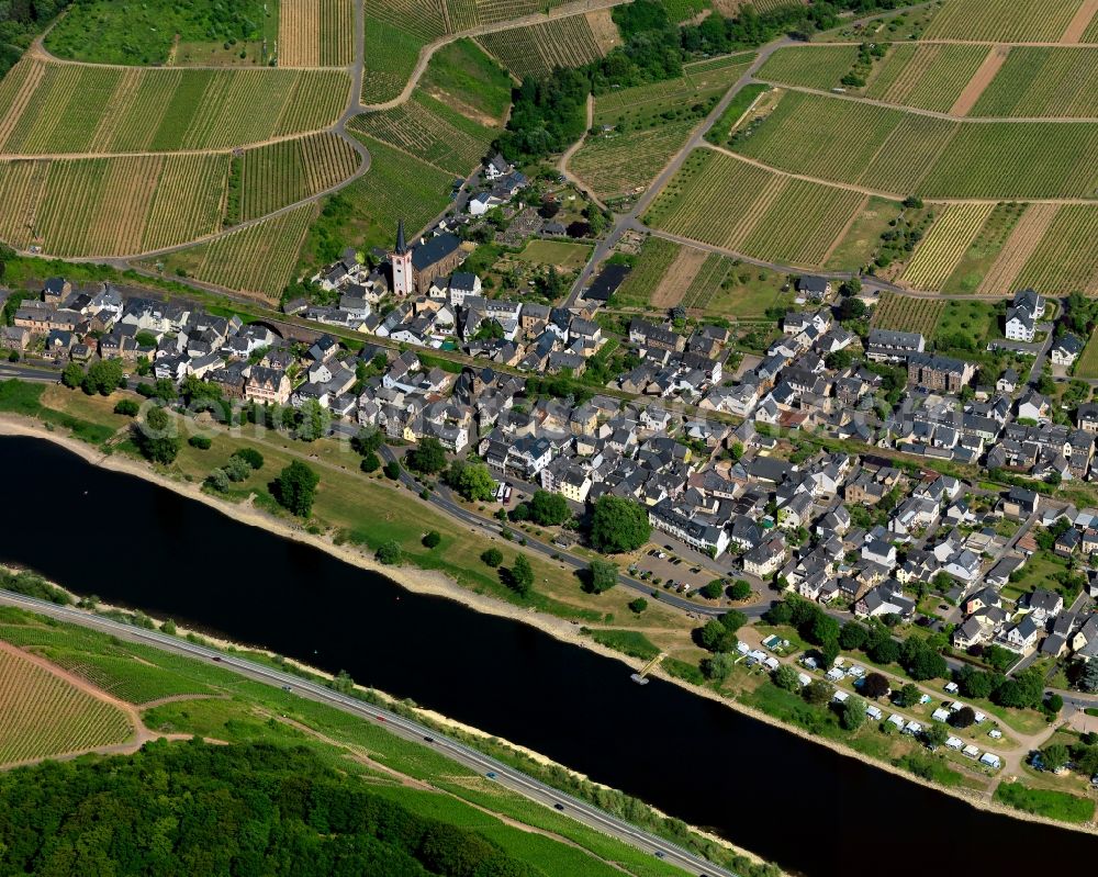 Aerial photograph Bruttig-Fankel - View of the borough and municipiality of Bruttig-Fankel in the state of Rhineland-Palatinate. The official spa town and wine-growing town is part of the Cochem-Zell county district and is located in a bend of the river