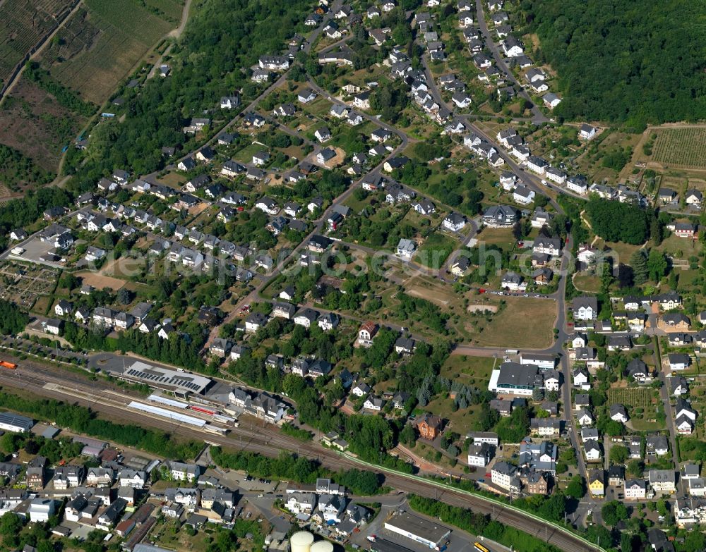 Aerial photograph Bullay - View of the borough and municipiality of Bullay in the state of Rhineland-Palatinate. The official tourist resort and wine-growing town is part of the Cochem-Zell county district and is located on the right riverbank of the Moselle. Apart from the river, Bullay consists of agricultural land and residential areas