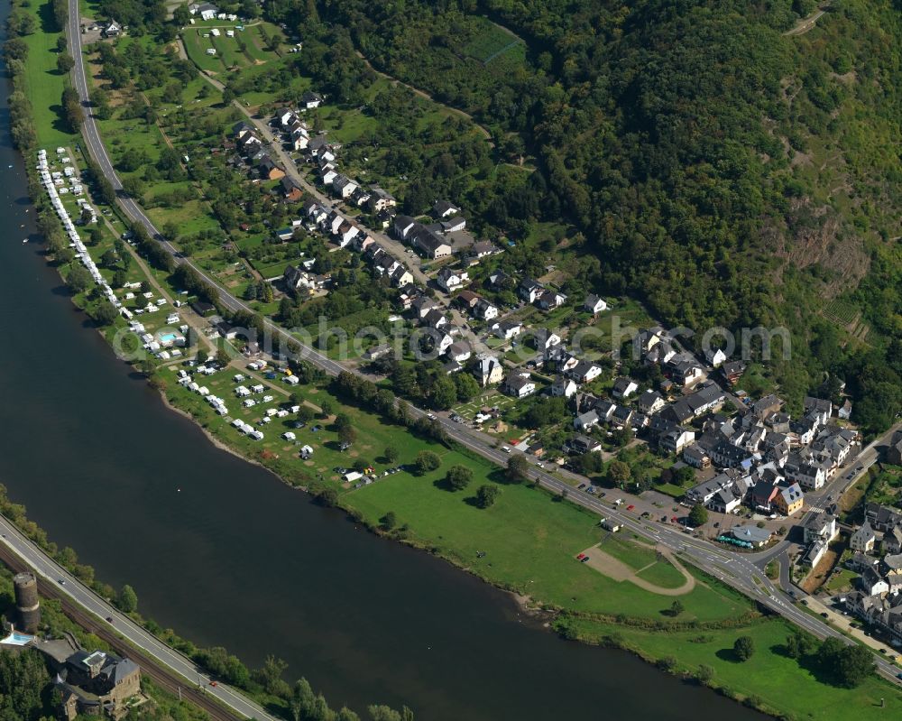 Burgen from the bird's eye view: View of the borough and municipiality Burgen on the river Moselle in the state of Rhineland-Palatinate. The Moselle is the biggest side river of the Rhine and is characterised by its deep valley in the area. The name Terrassenmosel - terrace moselle - stems from these environmental circumstances. Located in the valley and on its shores are small cities and villages, as well as vineyards and acres. Burgen is an official spa resort and is located on the mouth of Baybach creek