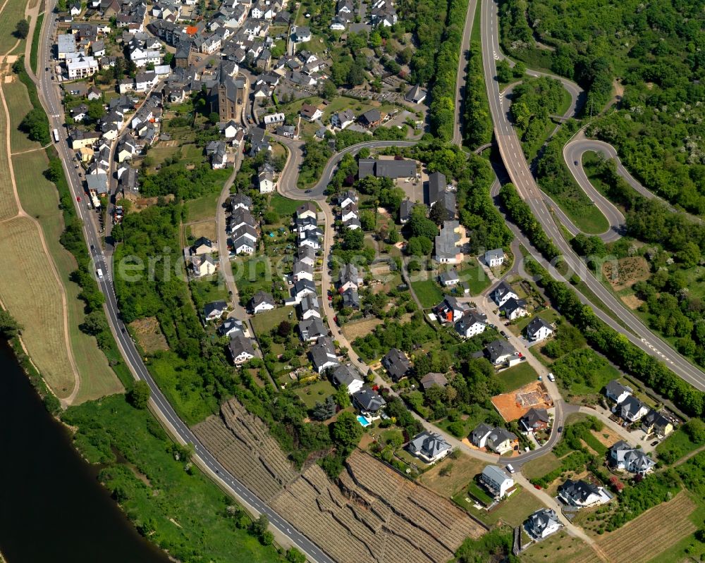 Aerial image Dieblich - View of Dieblich in the state of Rhineland-Palatinate. The borough and municipiality is an official tourist resort and wine-growing village and located in the county district of Mayen-Koblenz on the left riverbank of the river Moselle, surrounded by hills, forest and fields