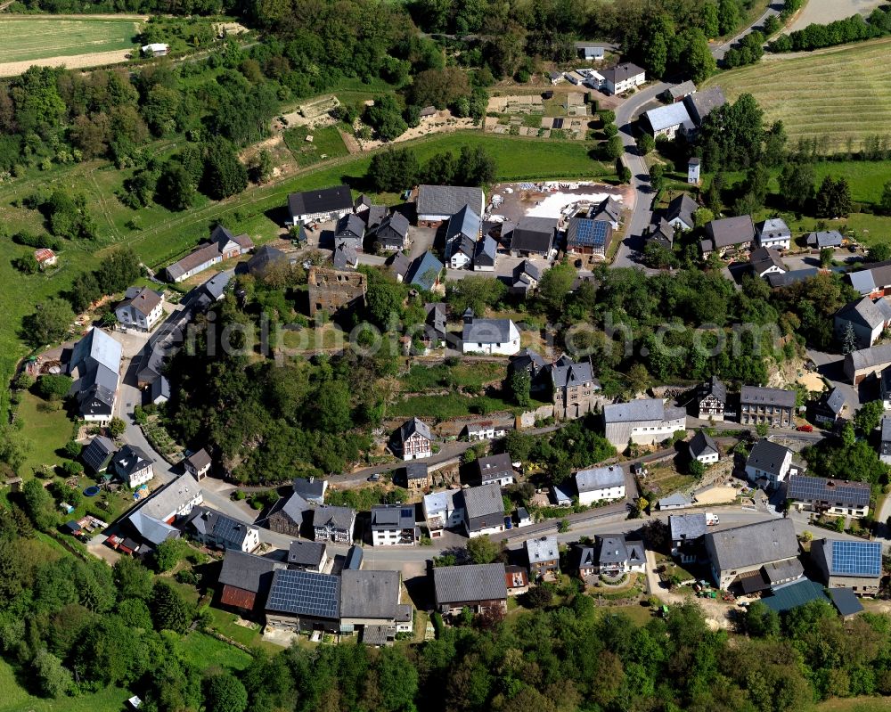 Aerial photograph Dill - View of Dill in the state of Rhineland-Palatinate. Dill is located in the county district of Rhine-Hunsrueck. The borough and municipiality sits in the Valley of Dillerbach creek which circumvents the famous castle and its ruins