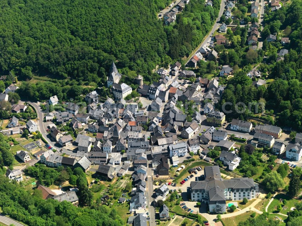 Herrstein from the bird's eye view: View of Herrstein in the state of Rhineland-Palatinate. The borough and municipiality is an official spa resort and located in the county district of Birkenfeld, in the Hunsrueck region at Idar Forest. It is surrounded by agricultural land, meadows and forest and located on Fischbach creek. It is known for the historic town centre and castle Herrstein