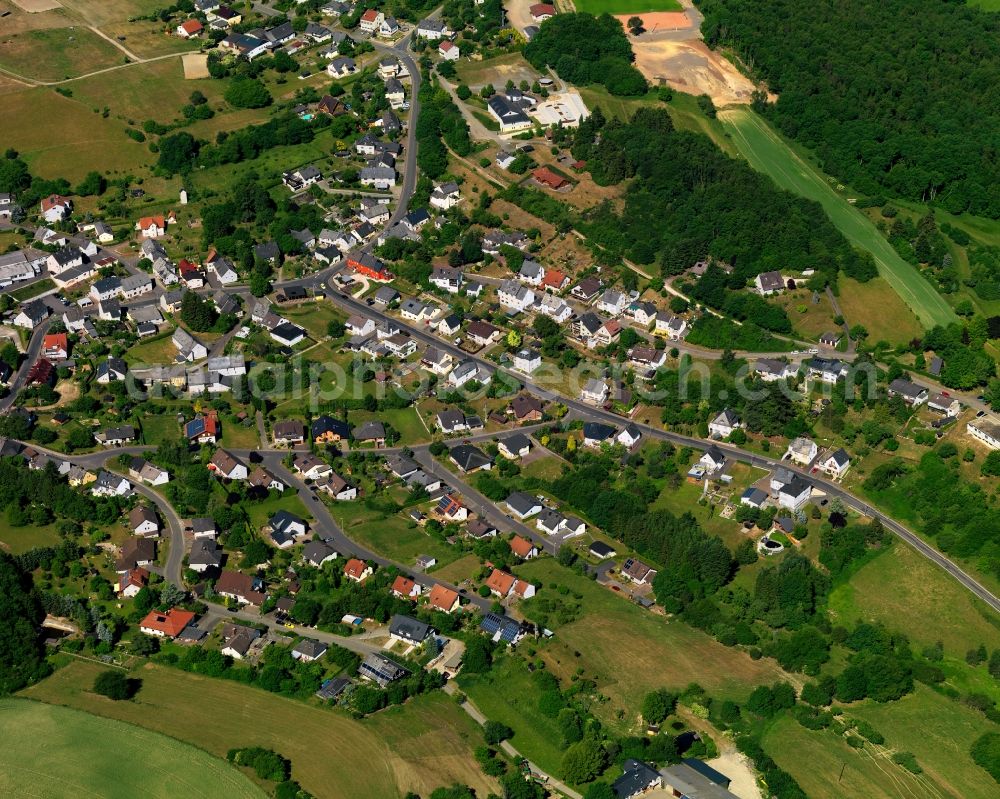 Aerial image Hettenrodt - View of Hettenrodt in the state of Rhineland-Palatinate. The borough and municipiality is located in the county district of Birkenfeld, on a hill in the Nature Park Saar-Hunsrueck. It is surrounded by agricultural land, meadows and forest and consists of several hamlets and residential areas