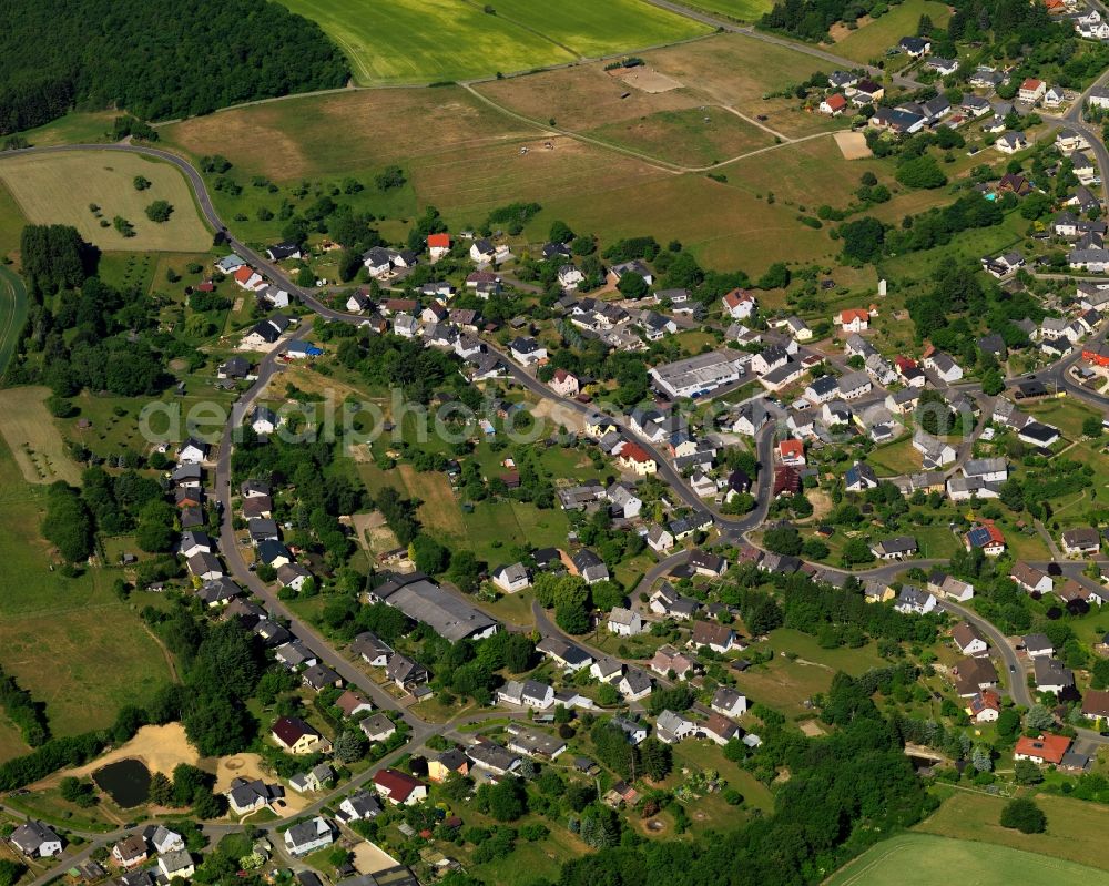 Aerial photograph Hettenrodt - View of Hettenrodt in the state of Rhineland-Palatinate. The borough and municipiality is located in the county district of Birkenfeld, on a hill in the Nature Park Saar-Hunsrueck. It is surrounded by agricultural land, meadows and forest and consists of several hamlets and residential areas