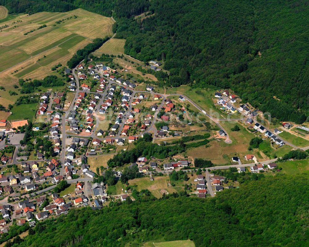 Aerial photograph Hoppstädten - View of the borough and municipiality of Hoppstaedten in the state of Rhineland-Palatinate. Hoppstaedten is located in the county district of Kusel, in the West Palatinate region and is surrounded by agricultural land, hills and forest