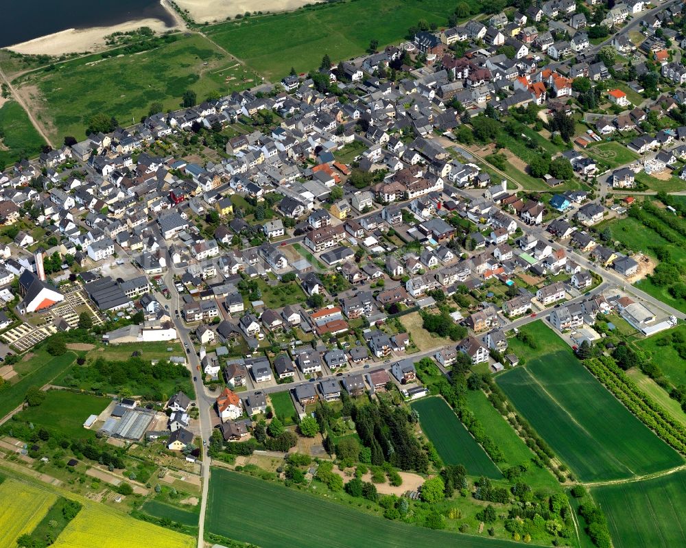 Kaltenengers from the bird's eye view: View of Kaltenengers in the state of Rhineland-Palatinate. The borough and municipiality is located in the county district of Mayen-Koblenz on the Western riverbank of the Rhine, adjacent to the federal motorway A48. It belongs to the Rhine villages