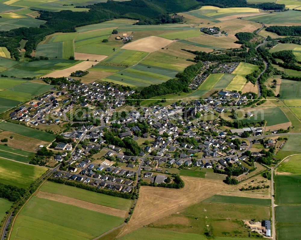 Aerial image Landkern - View of Landkern in the state of Rhineland-Palatinate. The borough and municipiality is an official tourist resort and located in the county district of Cochem-Zell on the edge of the Endert valley. Landkern is surrounded by agricultural land and meadows and includes several small estates and hamlets