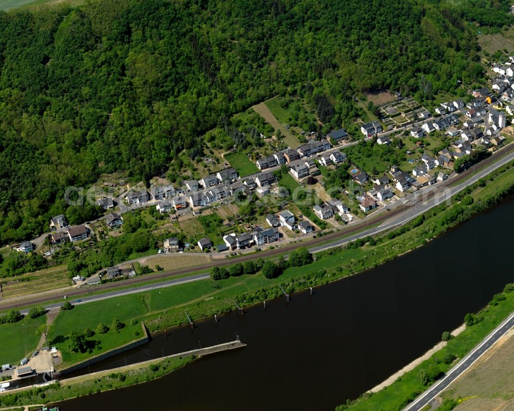 Aerial image Lehmen - View of Lehmen in the state of Rhineland-Palatinate. The borough and municipiality is an official tourist resort and located in the county district of Mayen-Koblenz on the left riverbank of the river Moselle, surrounded by hills, forest and fields