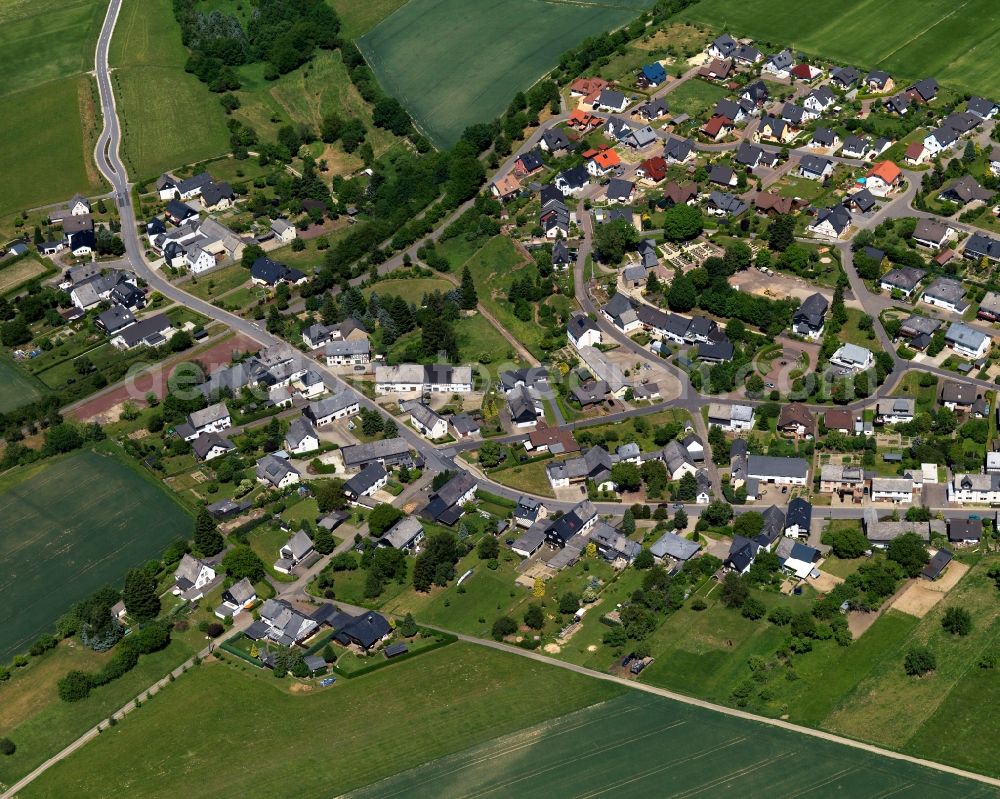 Leiningen from the bird's eye view: View of the borough of Leiningen in the state of Rhineland-Palatinate. The borough and municipiality is located in the county district of Rhine-Hunsrueck, in the foothills of the Hunsrueck region. The agricultural village consists of residential areas and is surrounded by fields and meadows