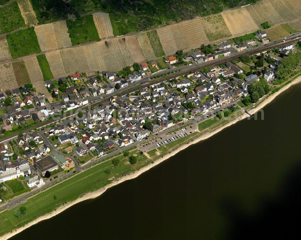 Leutesdorf from the bird's eye view: View of Leutesdorf in the state of Rhineland-Palatinate. The borough and municipiality is located in the county district of Neuwied on the right riverbank of the river Rhine. Leutesdorf is an official tourist resort and known for its vineyards and wine-growing estates