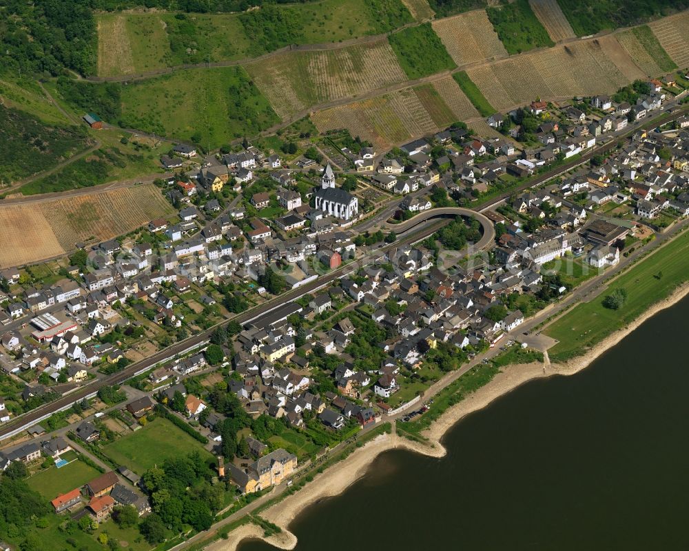 Aerial image Leutesdorf - View of Leutesdorf in the state of Rhineland-Palatinate. The borough and municipiality is located in the county district of Neuwied on the right riverbank of the river Rhine. Leutesdorf is an official tourist resort and known for its vineyards and wine-growing estates