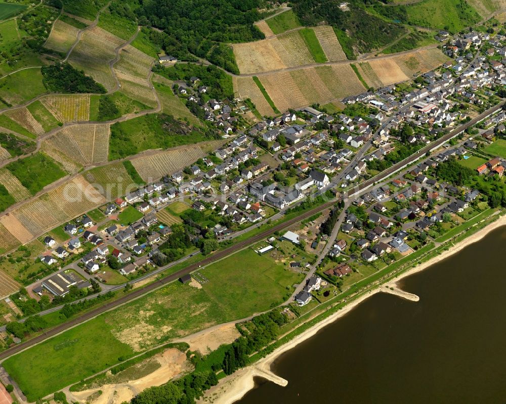 Aerial photograph Leutesdorf - View of Leutesdorf in the state of Rhineland-Palatinate. The borough and municipiality is located in the county district of Neuwied on the right riverbank of the river Rhine. Leutesdorf is an official tourist resort and known for its vineyards and wine-growing estates