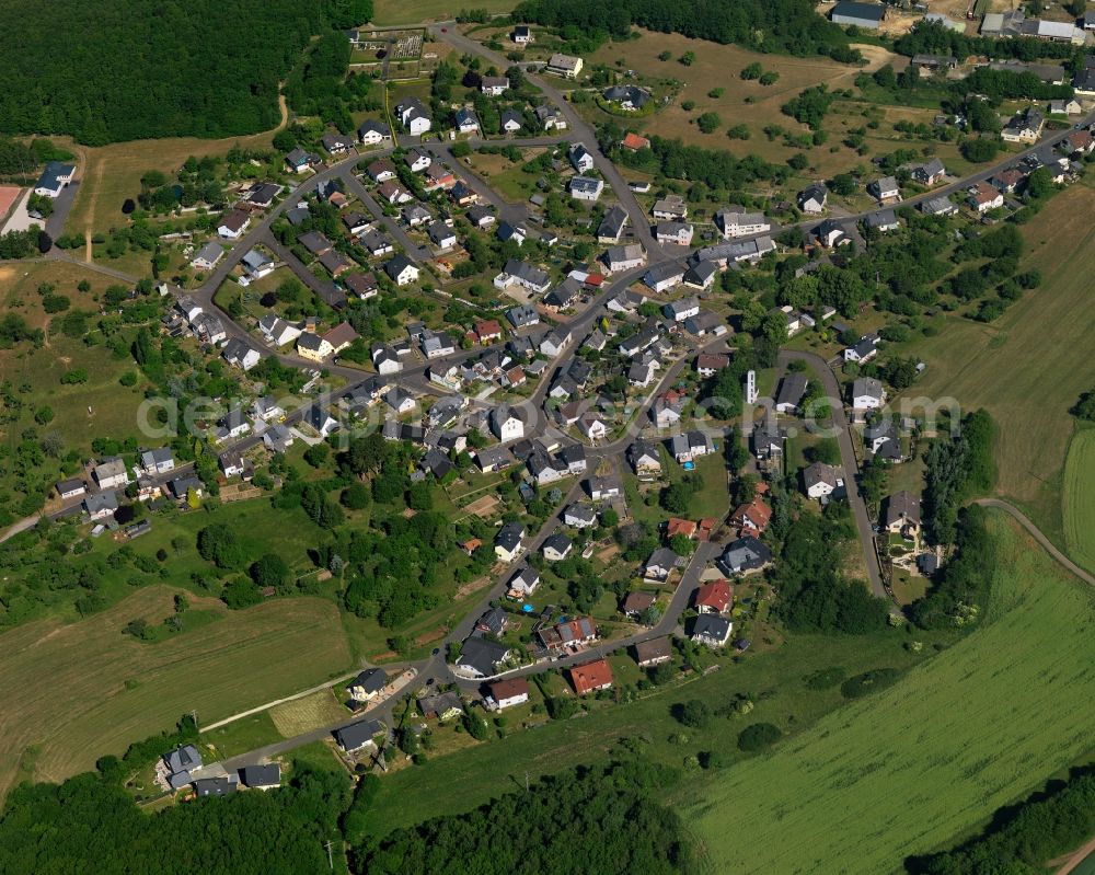 Mackenrodt from the bird's eye view: View of Mackenrodt in the state of Rhineland-Palatinate. The borough and municipiality is located in the county district of Birkenfeld, in the Hunsrueck region. It is surrounded by agricultural land, meadows and forest and consists of residential areas