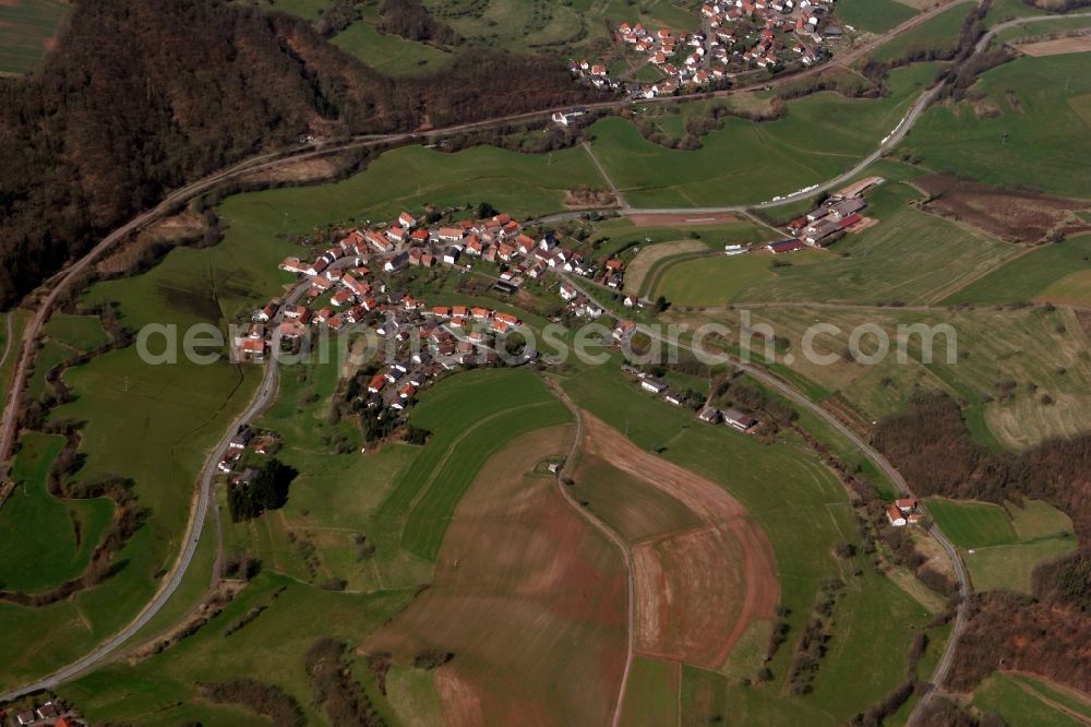 Aerial photograph Matzenbach - View of the borough of Matzenbach in the state Rhineland-Palatinate. The borough and municipiality is a village in the county district of Kusel, and an official tourist resort. It is located on the Glan river in the Western Palatinate Region. Several hamlets are part of the borough