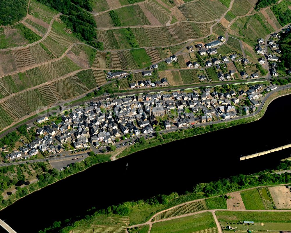 Aerial image Neef - View of the borough and municipiality of Neef in the state of Rhineland-Palatinate. The official tourist resort and wine-growing town is part of the Cochem-Zell county district and is located on the right riverbank of the Moselle. Neef is located opposite Sankt Aldegund which is home to a barrage of the river