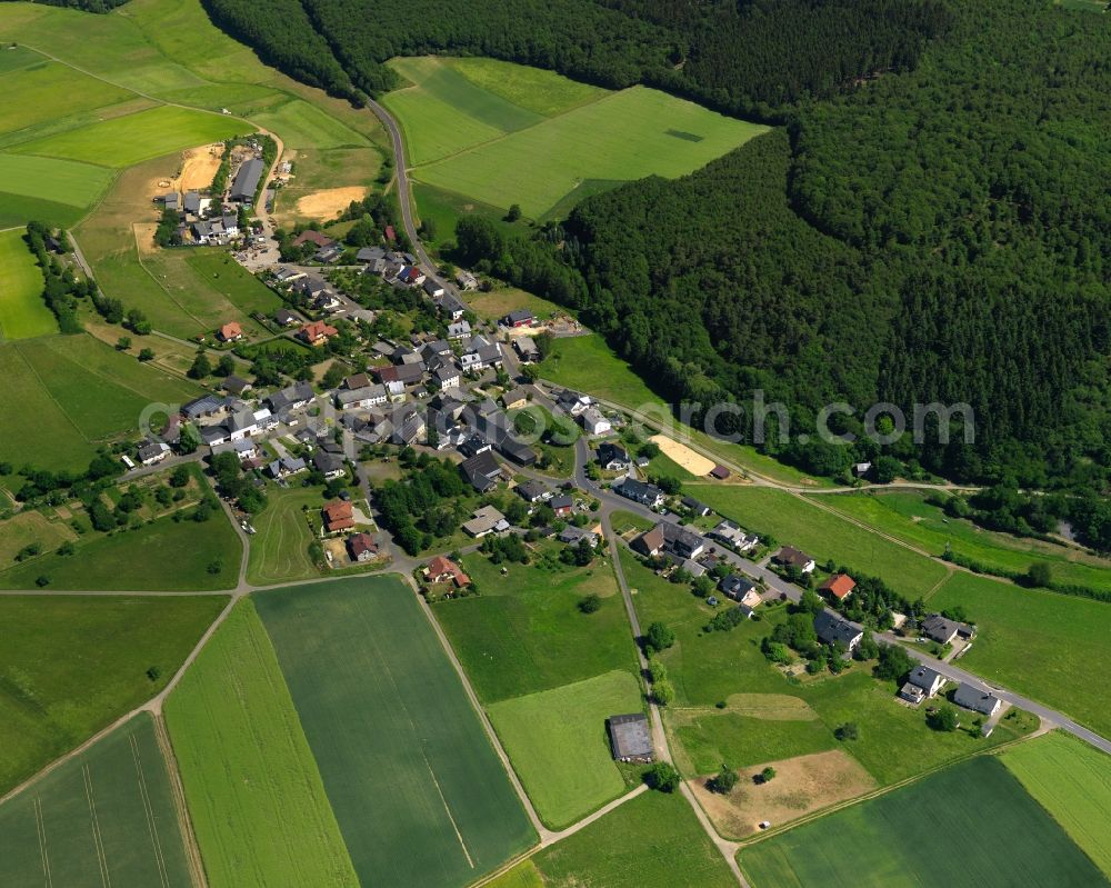 Aerial photograph Oberhosenbach - View of Oberhosenbach in the state of Rhineland-Palatinate. The borough and municipiality is located in the county district of Birkenfeld, in a bend of the Hosenbach creek in the Hunsrueck region. It is surrounded by agricultural land, meadows and forest