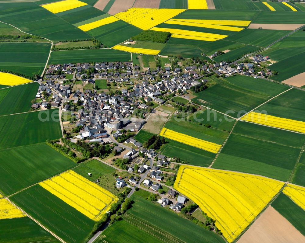 Pillig from the bird's eye view: View of Pillig on Maifeld in the state of Rhineland-Palatinate. The agricultural borough and municipiality is located in the county district of Mayen-Koblenz and surrounded by meadows and rapeseed fields. Pillig is located in the Vordereifel Region, on the edge of the Elzbach valley