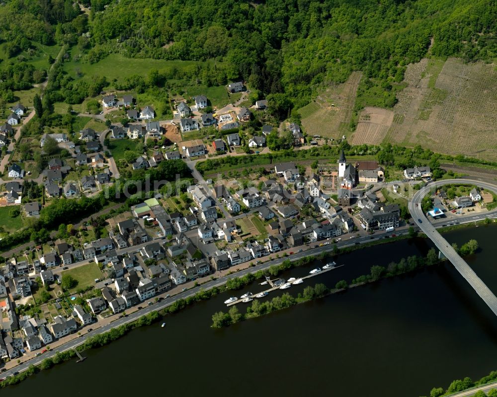 Aerial image Löf - View of Loef in the state of Rhineland-Palatinate. The borough and municipiality is located in the county district of Mayen-Koblenz on the left riverbank of the river Moselle, surrounded by hills and vineyards. Loef is an official spa resort in the Terrassenmosel region