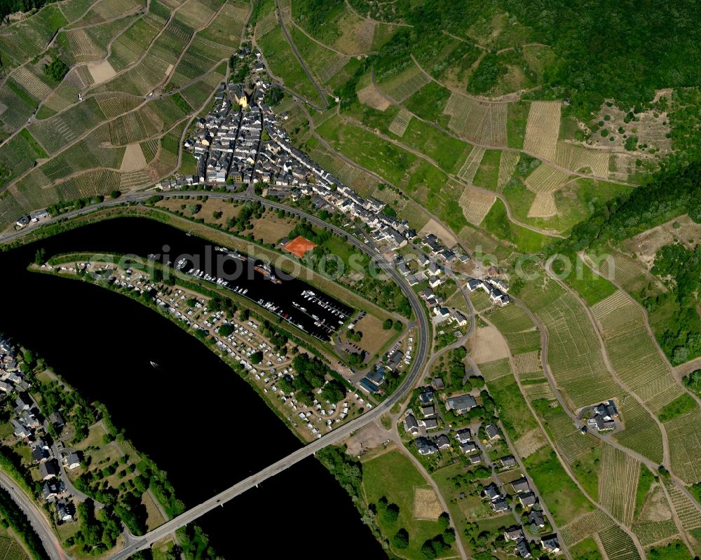 Senheim (Mosel) from above - View of the borough and municipiality of Senheim in the state of Rhineland-Palatinate. The official tourist resort is part of the Cochem-Zell county district and is located on both sides of the Moselle. Senheim is located on the right and the smaller Senhals part on the left riverbank. They are connected by a bridge