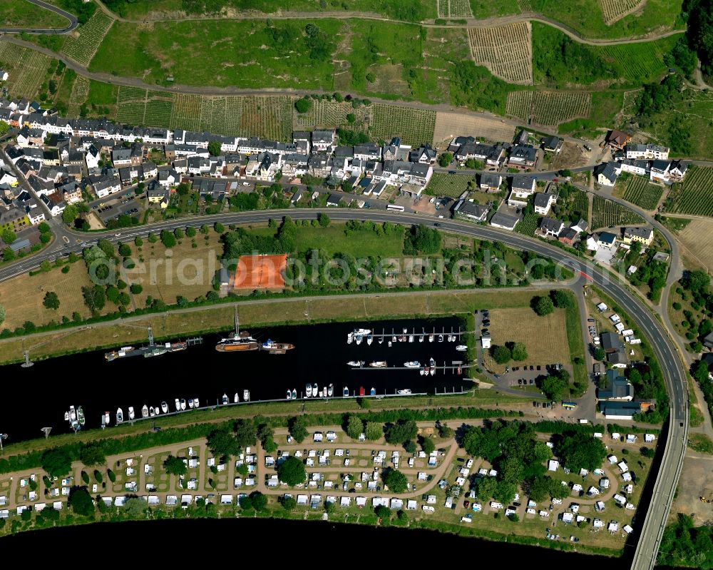 Senheim (Mosel) from the bird's eye view: View of the borough and municipiality of Senheim in the state of Rhineland-Palatinate. The official tourist resort is part of the Cochem-Zell county district and is located on both sides of the Moselle. Senheim is located on the right and the smaller Senhals part on the left riverbank. They are connected by a bridge