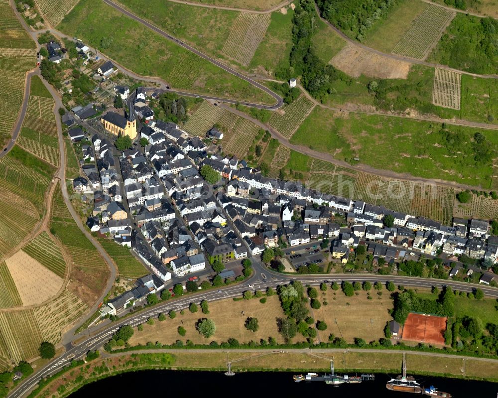 Aerial image Senheim (Mosel) - View of the borough and municipiality of Senheim in the state of Rhineland-Palatinate. The official tourist resort is part of the Cochem-Zell county district and is located on both sides of the Moselle. Senheim is located on the right and the smaller Senhals part on the left riverbank. They are connected by a bridge