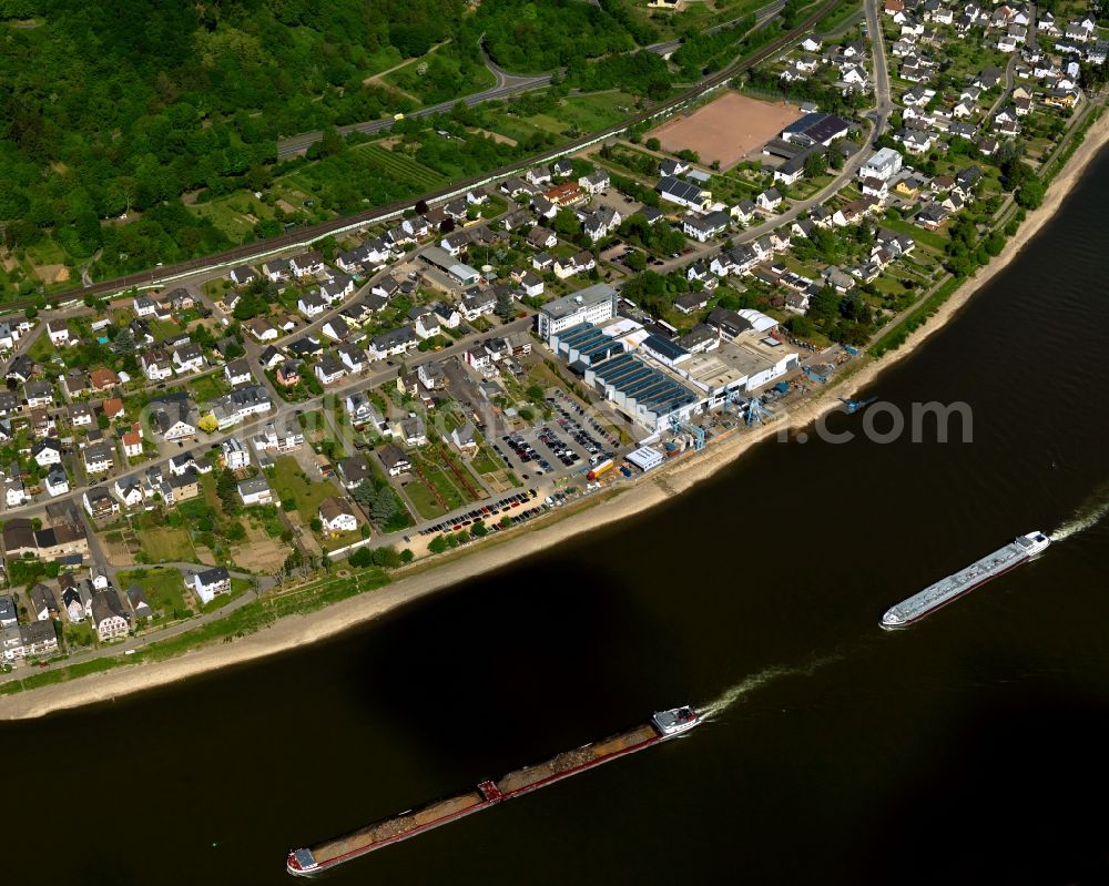 Spay from the bird's eye view: View of Spay in the state of Rhineland-Palatinate. The borough and municipiality is an official tourist resort and is located in the county district of Mayen-Koblenz on the left riverbank of the river Rhine, surrounded by hills, forest and fields