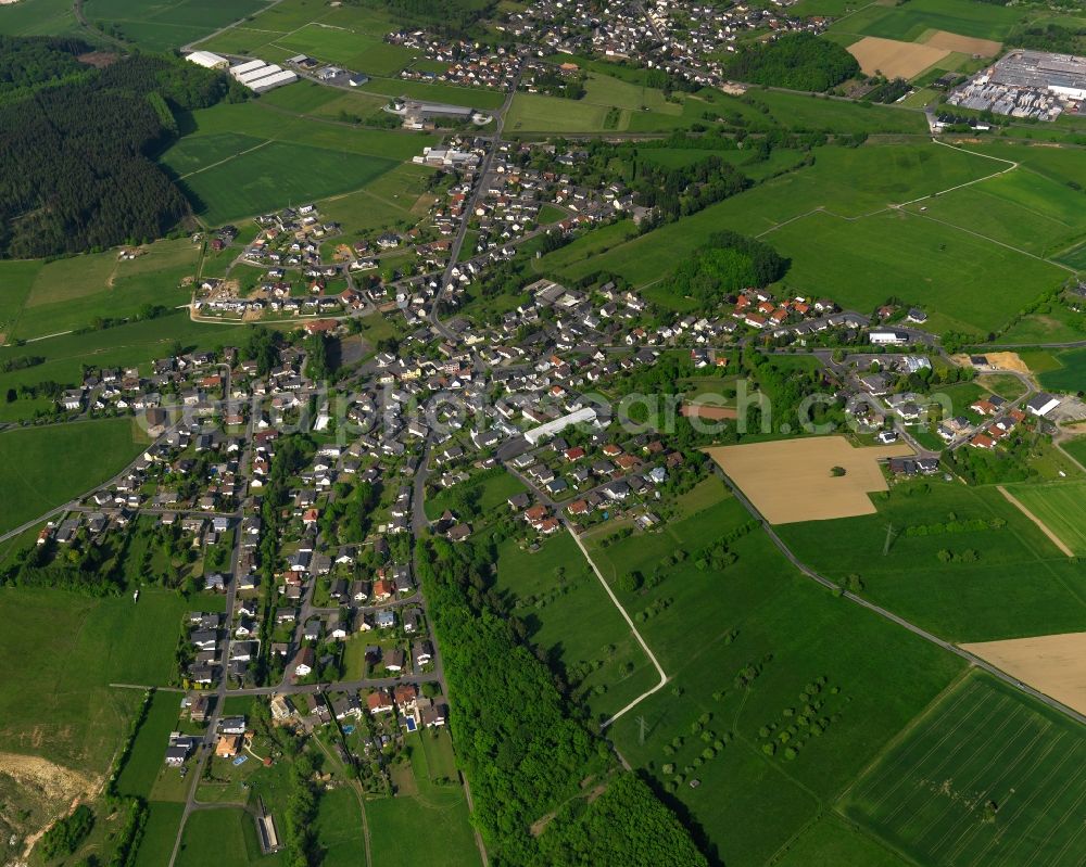 Aerial photograph Staudt - View of Staudt in the state of Rhineland-Palatinate. The borough and municipiality is located in the county district of Westerwaldkreis in the low mountain range of Westerwald - the so called Kannenbaeckerland. Staudt is surrounded by agricultural land and meadows and located on the creeks Ahrbach and Kruemmelbach