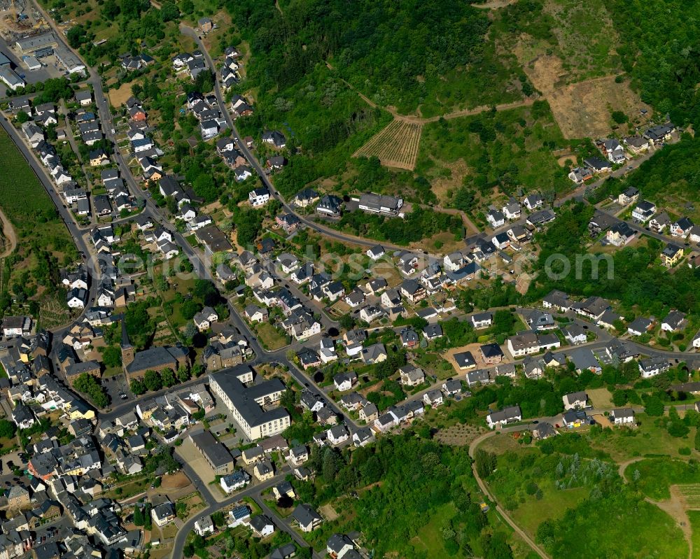 Treis-Karden from the bird's eye view: View of the borough and municipiality of Treis-Karden in the state of Rhineland-Palatinate. The official spa town and wine-growing town is part of the Cochem-Zell county district and is located in a bend of the river