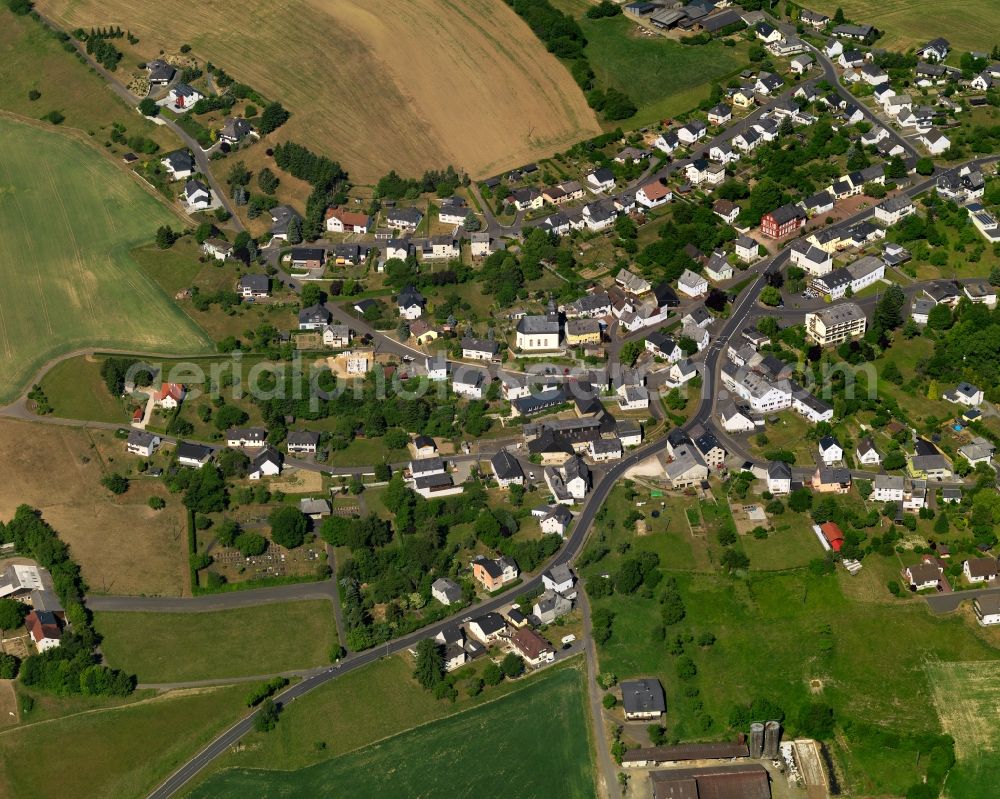 Aerial photograph Veitsrodt - View of Veitsrodt in the state of Rhineland-Palatinate. The borough and municipiality is an official tourist resort and located in the county district of Birkenfeld, protected landscape of Hochwald-Idarwald. It is surrounded by agricultural land, meadows and forest and consists of several hamlets and residential areas