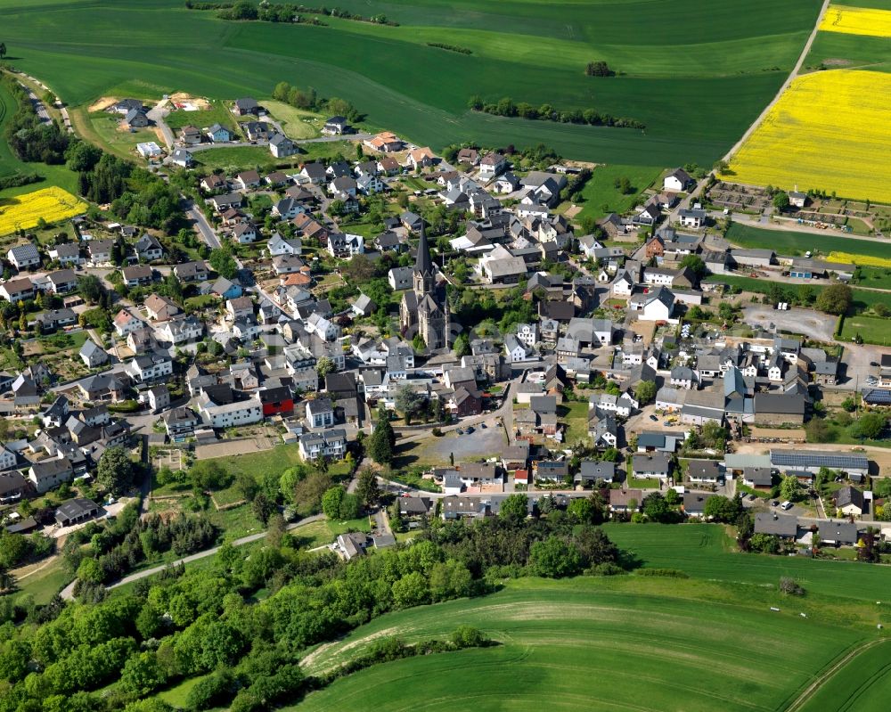 Aerial photograph Welling - View of Welling in the state of Rhineland-Palatinate. The agricultural borough and municipiality is located in the county district of Mayen-Koblenz, above the Valley of the river Nette, and is surrounded by meadows and rapeseed fields