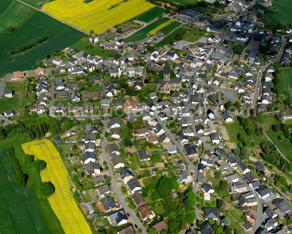 Aerial photograph Welling - View of Welling in the state of Rhineland-Palatinate. The agricultural borough and municipiality is located in the county district of Mayen-Koblenz, above the Valley of the river Nette, and is surrounded by meadows and rapeseed fields