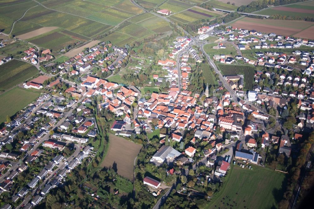 Grünstadt from the bird's eye view: Town View of the streets and houses of the residential areas in the district Asselheim in Gruenstadt in the state Rhineland-Palatinate