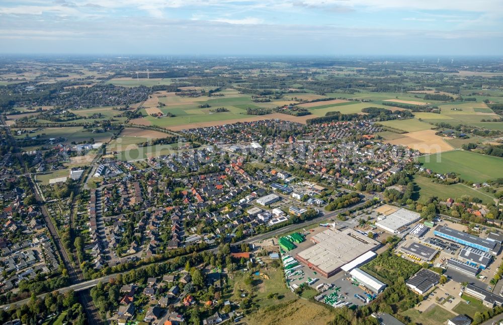 Wesel from above - Town View of the streets and houses of the residential areas in the district Blumenkamp in Wesel in the state North Rhine-Westphalia, Germany