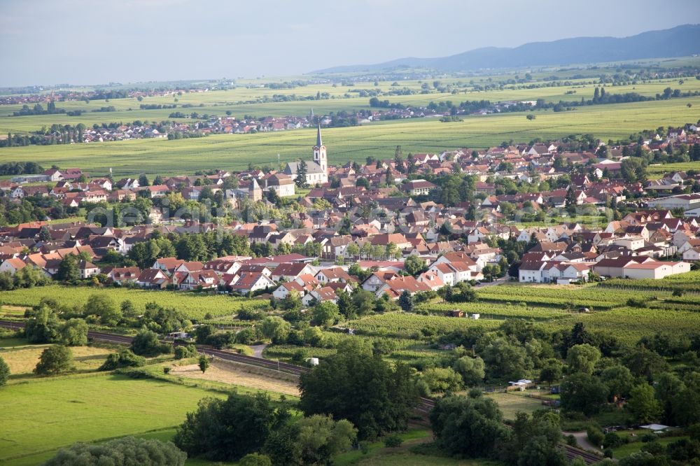 Edesheim from the bird's eye view: Town View of the streets and houses of the residential areas in the district Eckel in Edesheim in the state Rhineland-Palatinate