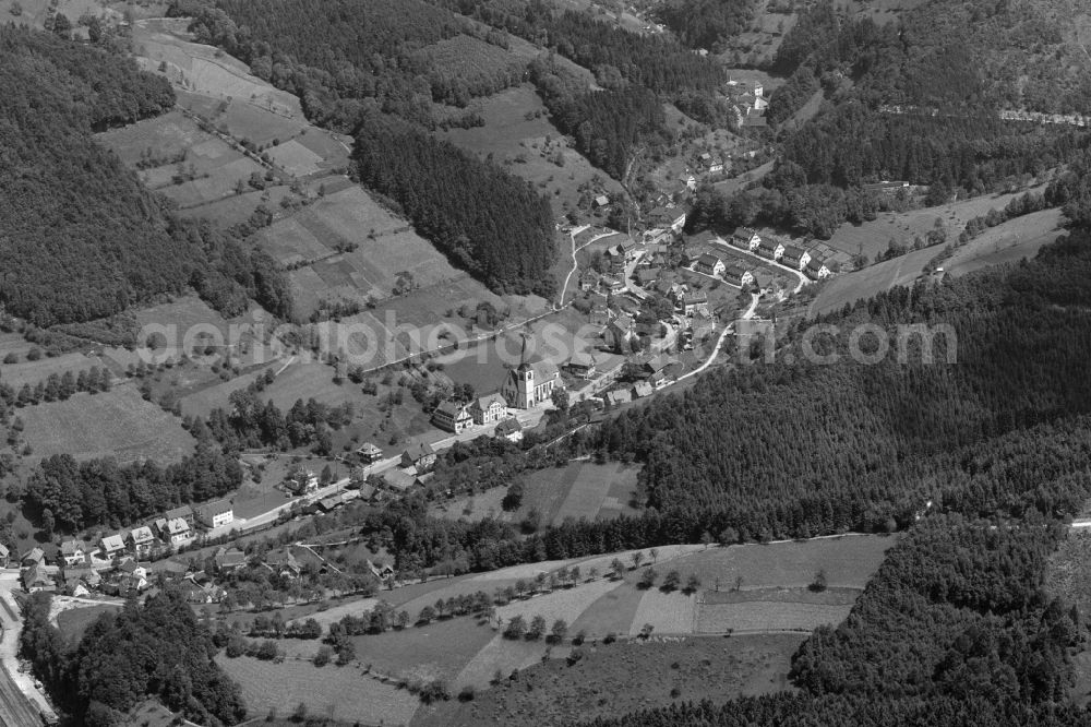 Aerial photograph Bad Peterstal-Griesbach - Location view of the streets and houses of residential areas in the valley landscape surrounded by mountains in the district Griesbach in the Black Forest in Bad Peterstal-Griesbach in the state Baden-Wuerttemberg, Germany