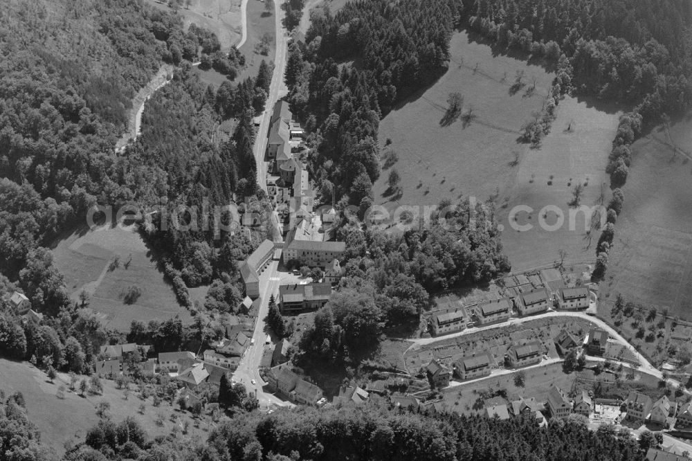 Bad Peterstal-Griesbach from the bird's eye view: Location view of the streets and houses of residential areas in the valley landscape surrounded by mountains in the district Griesbach in the Black Forest in Bad Peterstal-Griesbach in the state Baden-Wuerttemberg, Germany