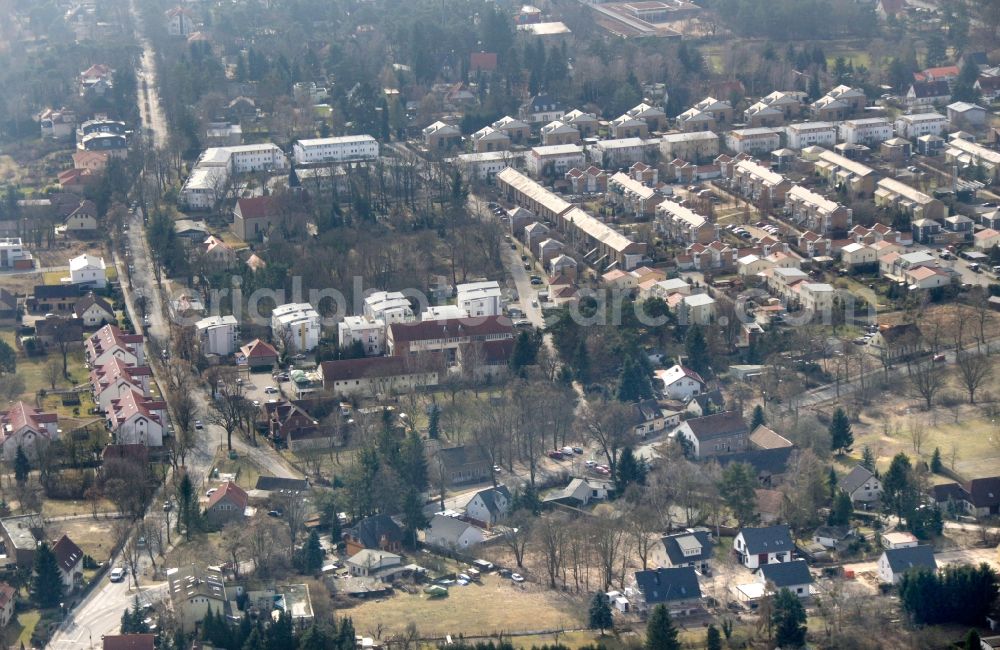 Aerial photograph Potsdam - Town View of the streets and houses of the residential areas in the district Gross Glienicke in Potsdam in the state Brandenburg