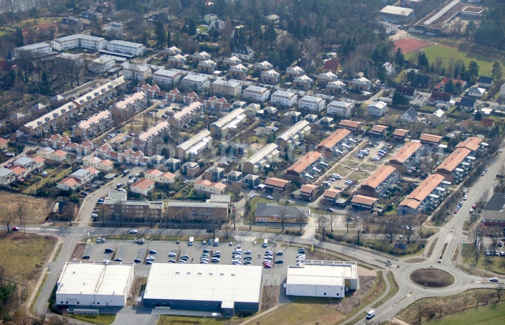 Potsdam from the bird's eye view: Town View of the streets and houses of the residential areas in the district Gross Glienicke in Potsdam in the state Brandenburg