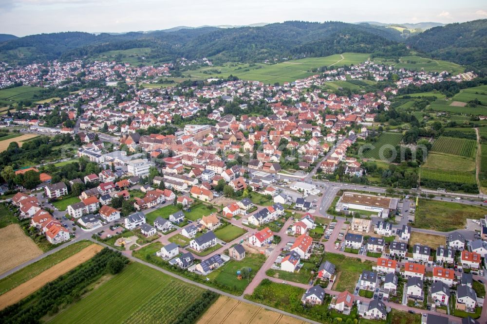 Aerial photograph Hirschberg an der Bergstraße - Town View of the streets and houses of the residential areas in the district Grosssachsen in Hirschberg an der Bergstrasse in the state Baden-Wuerttemberg, Germany