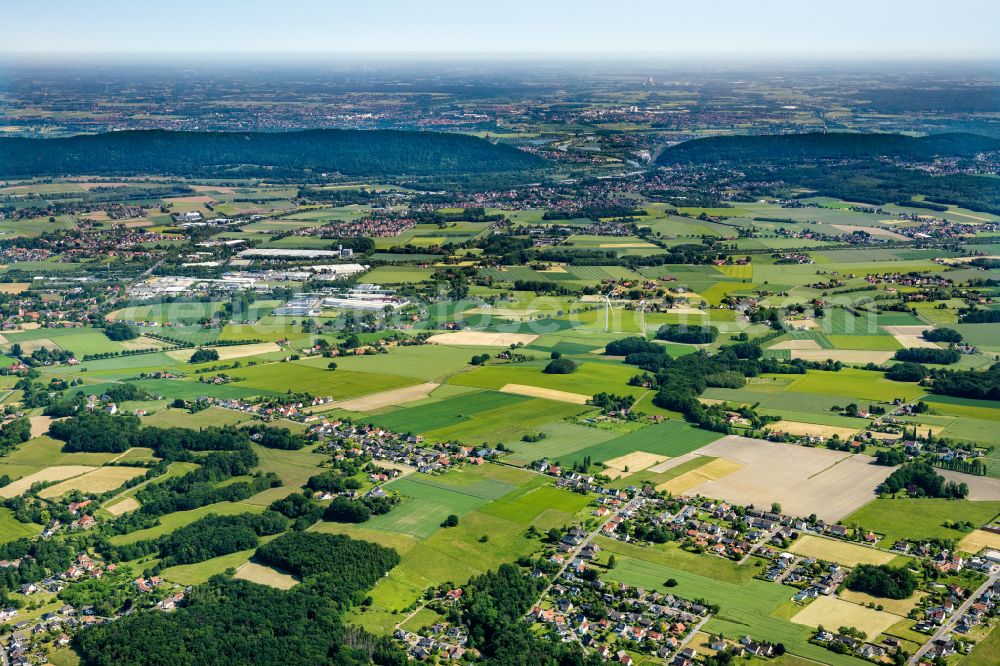 Aerial image Porta Westfalica - Location view of the streets and houses of residential areas in the valley landscape surrounded by mountains of the Wiehengebirge along the Findelstrasse - B482 in the district Hausberge in Porta Westfalica in the state North Rhine-Westphalia, Germany