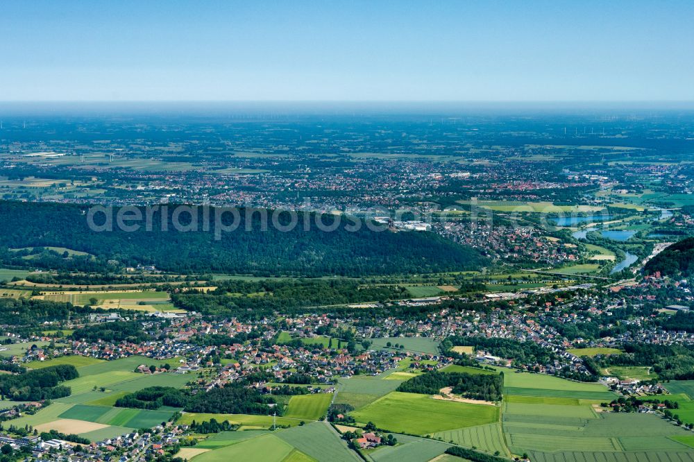 Aerial photograph Porta Westfalica - Location view of the streets and houses of residential areas in the valley landscape surrounded by mountains of the Wiehengebirge along the Findelstrasse - B482 in the district Hausberge in Porta Westfalica in the state North Rhine-Westphalia, Germany