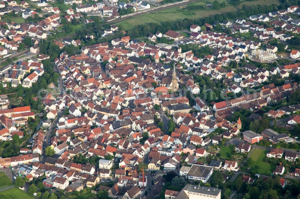 Bruchsal from the bird's eye view: Town View of the streets and houses of the residential areas in the district Heidelsheim in Bruchsal in the state Baden-Wuerttemberg, Germany