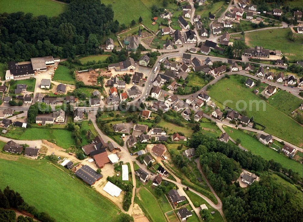 Lennestadt from the bird's eye view: Town View of the streets and houses of the residential areas in the district Kirchveischede in Lennestadt in the state North Rhine-Westphalia