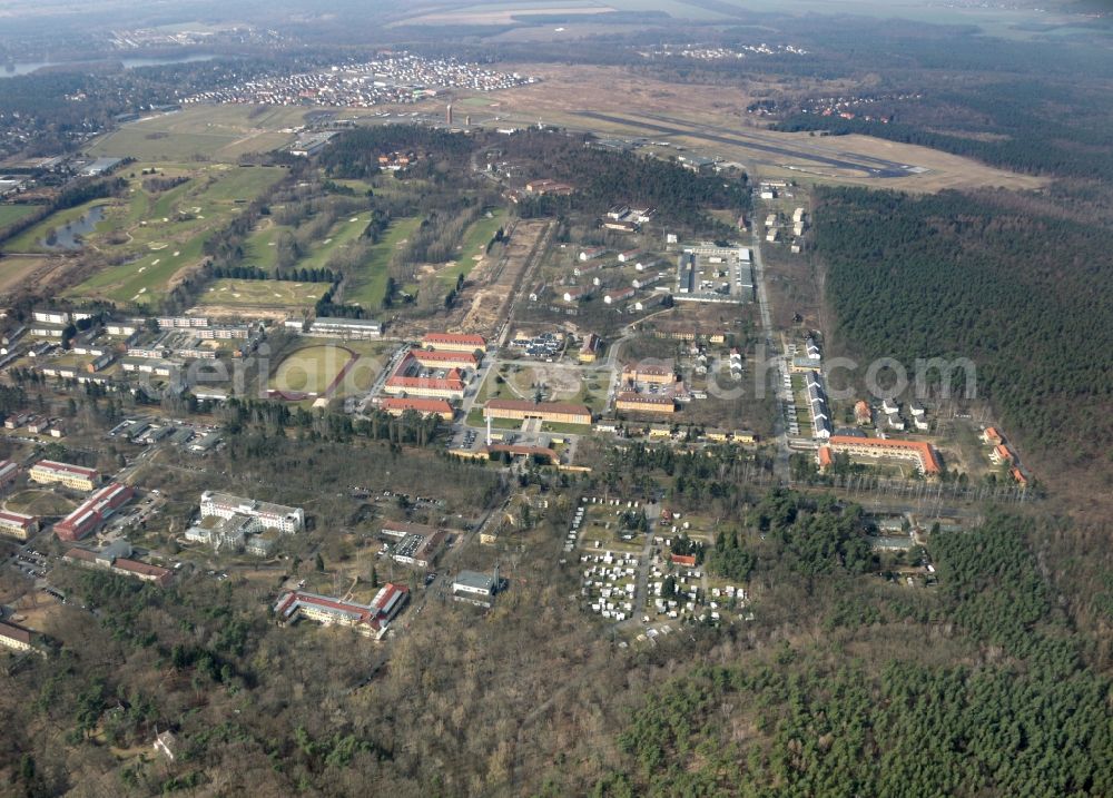 Berlin from above - View of the streets and houses of the residential areas in the District of Kladow Gatow district of Spandau in Berlin. Forward in the image the antroposophische Havelhoehe hospital. In the center of the picture of the General-Steinhoff-Kaserne of the Bundeswehr. Back the former Gatow airfield with the military history Museum of the Bundeswehr as well as of the settlement area town Gatow