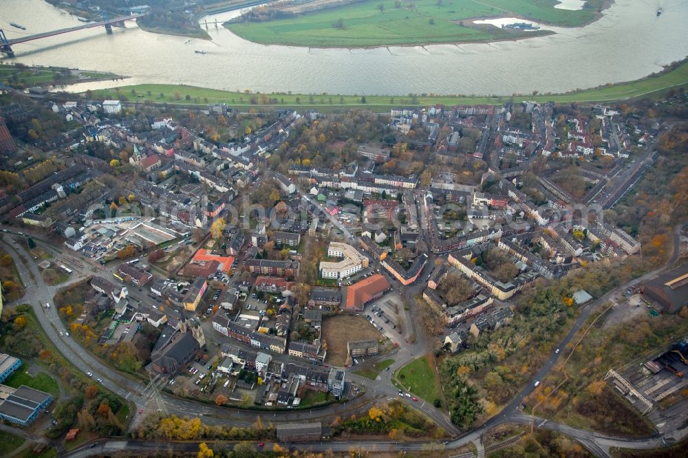 Duisburg from above - Town View of the streets and houses of the residential areas in the district Laar in Duisburg in the state North Rhine-Westphalia