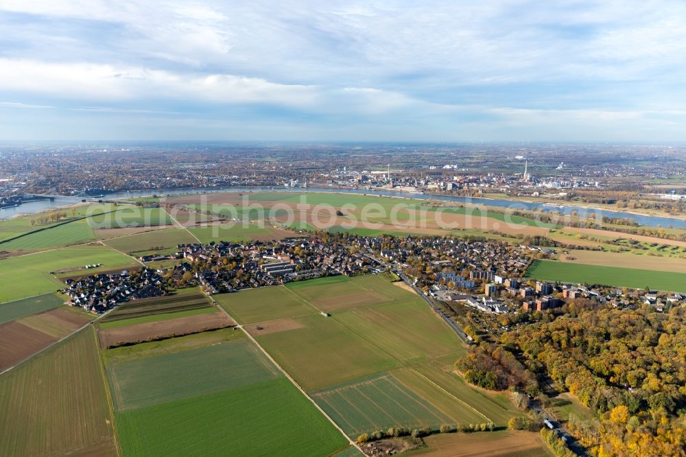 Duisburg from above - Town View of the streets and houses of the residential areas in the district Muendelheim in Duisburg in the state North Rhine-Westphalia, Germany