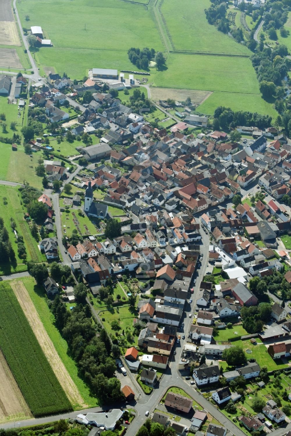 Lich from the bird's eye view: Town View of the streets and houses of the residential areas in the district Muschenheim in Lich in the state Hesse, Germany